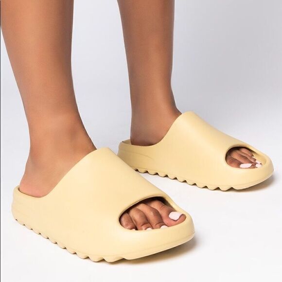 AKIRA MY TYPE FLAT SANDAL  - Picture 1 of 7